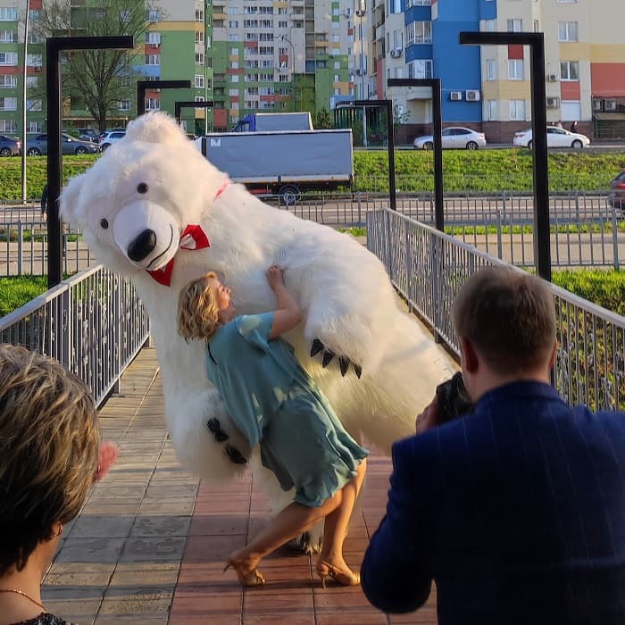 Мишка любит участвовать в фотосессиях