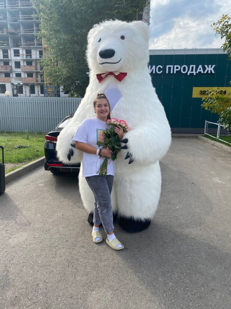 Умка спешит вручить цветы и поздравить с Днем рождения