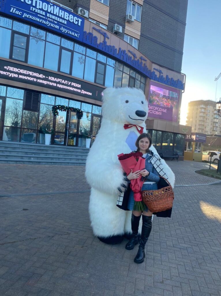 Традиционное поздравление с Днем рождения, цветы, подарки, зажигательные танцы, положительные эмоции