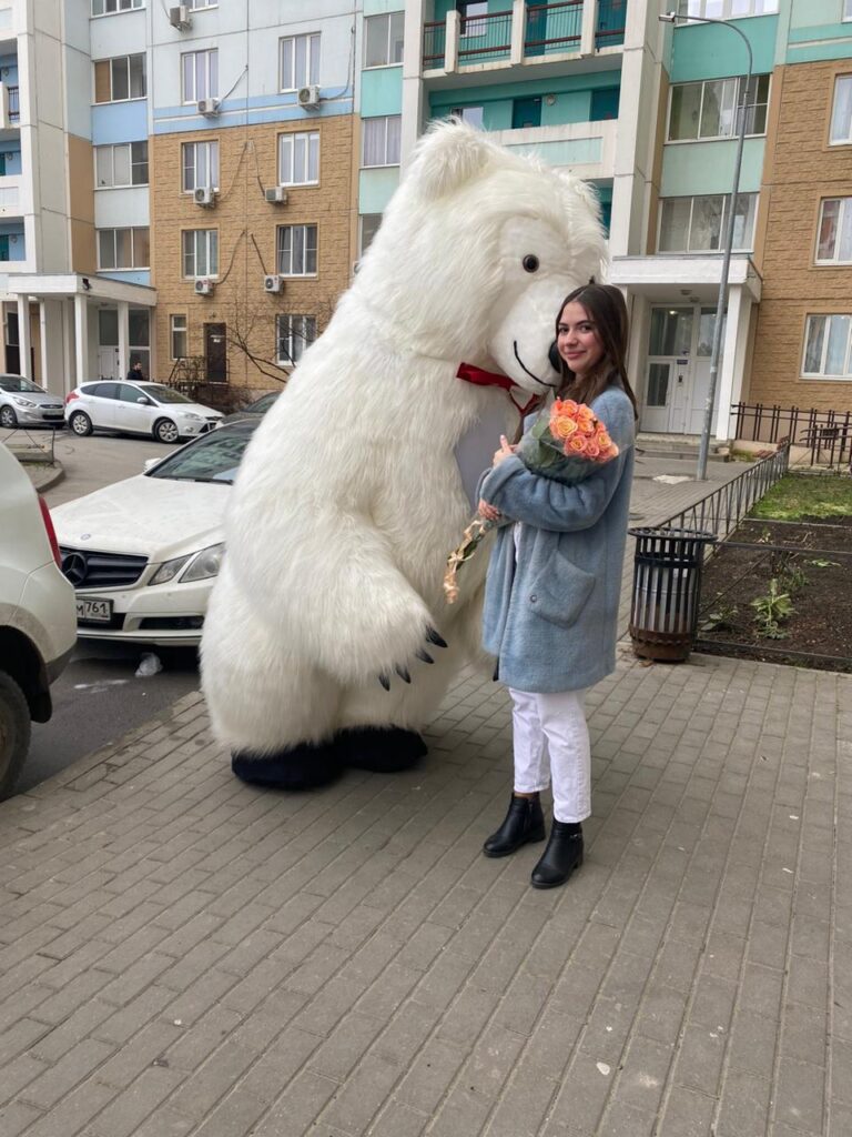 Мишка Умка любит поздравлять с Днем рождения и дарить цветы