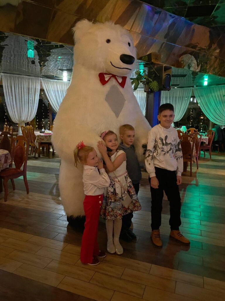 Дети очень любят мишку Умку
