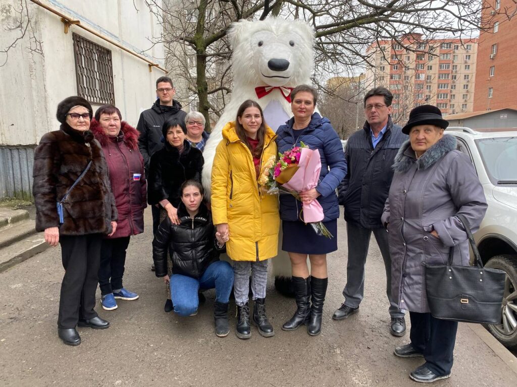 Мишка Умка спешит на День рождение, чтобы подарить цветы и крепко обнять