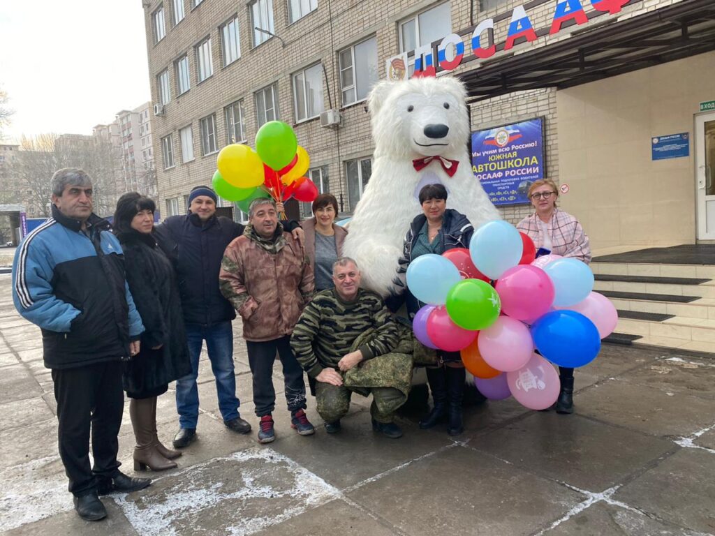 Умка с шарами спешит поздравить с юбилеем замечательную женщину
