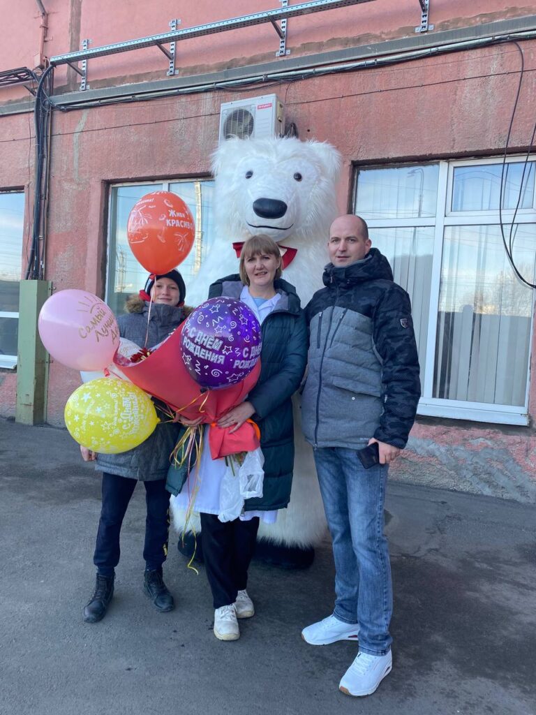 Папа с сыном заказали мишку Умку на день рождение маме