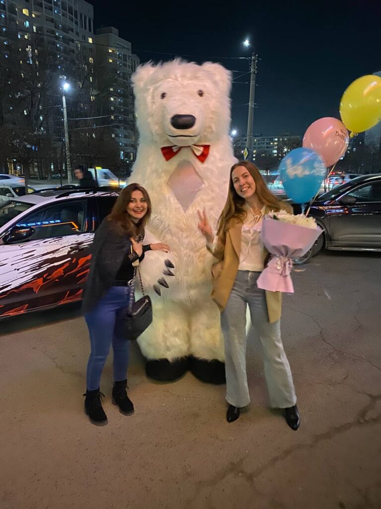 Мишка Умка спешит на День рождение в бар «Челентано»