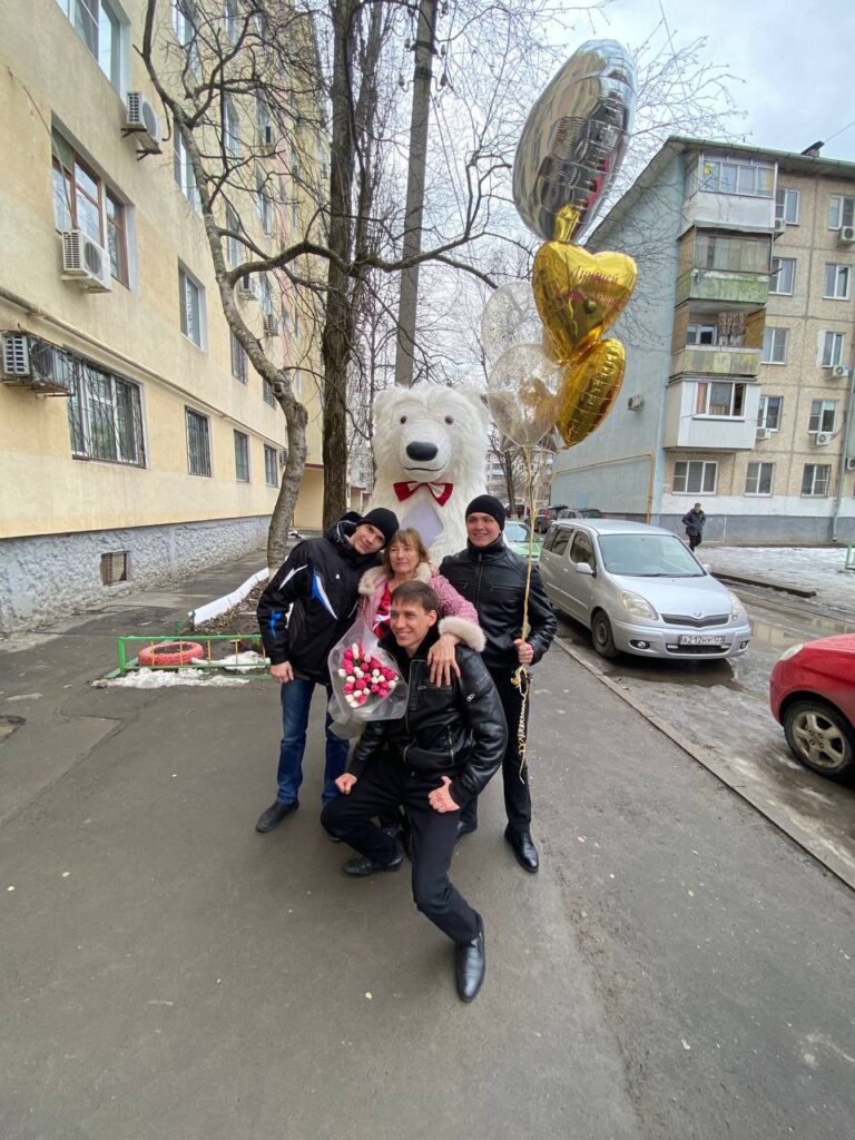 Мишка Умка спешит поздравить с Днем рождения, подарить цветы и станцевать