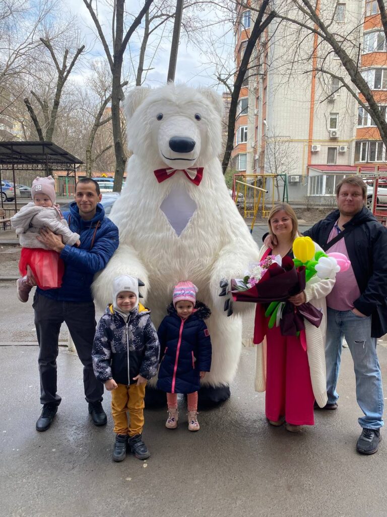Мишка Умка поздравляет с 8 Марта!