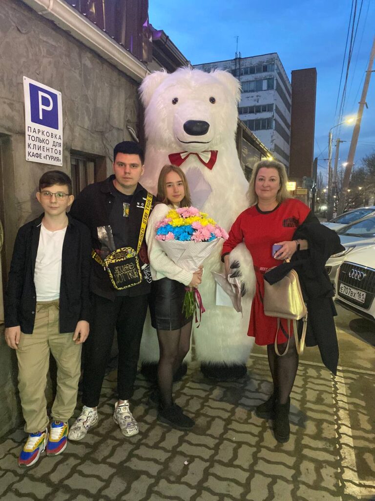 Мишка поздравляет с Днем рождения