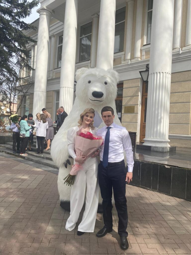 А эта свадьба, свадьба, свадьба пела и плясала…