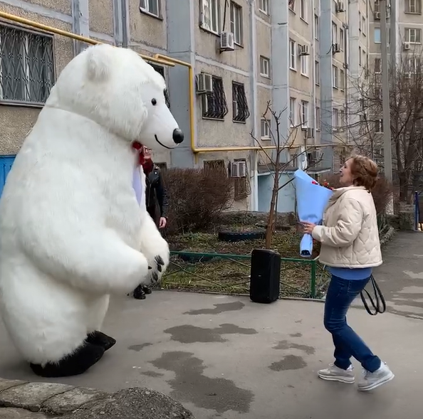 Поздравление от друзей! Мишку Умку пригласили поздравить с Днем рождения!