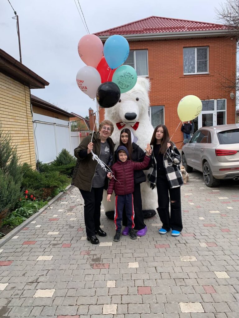А у кого сегодня праздник :-)) Умка поздравляет с Днем рождения!