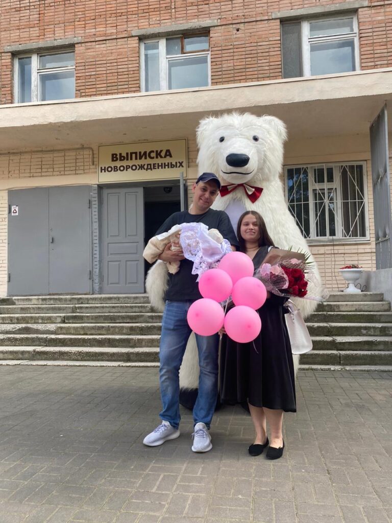 Папина дочка, — и я, люблю её — точка, точка.