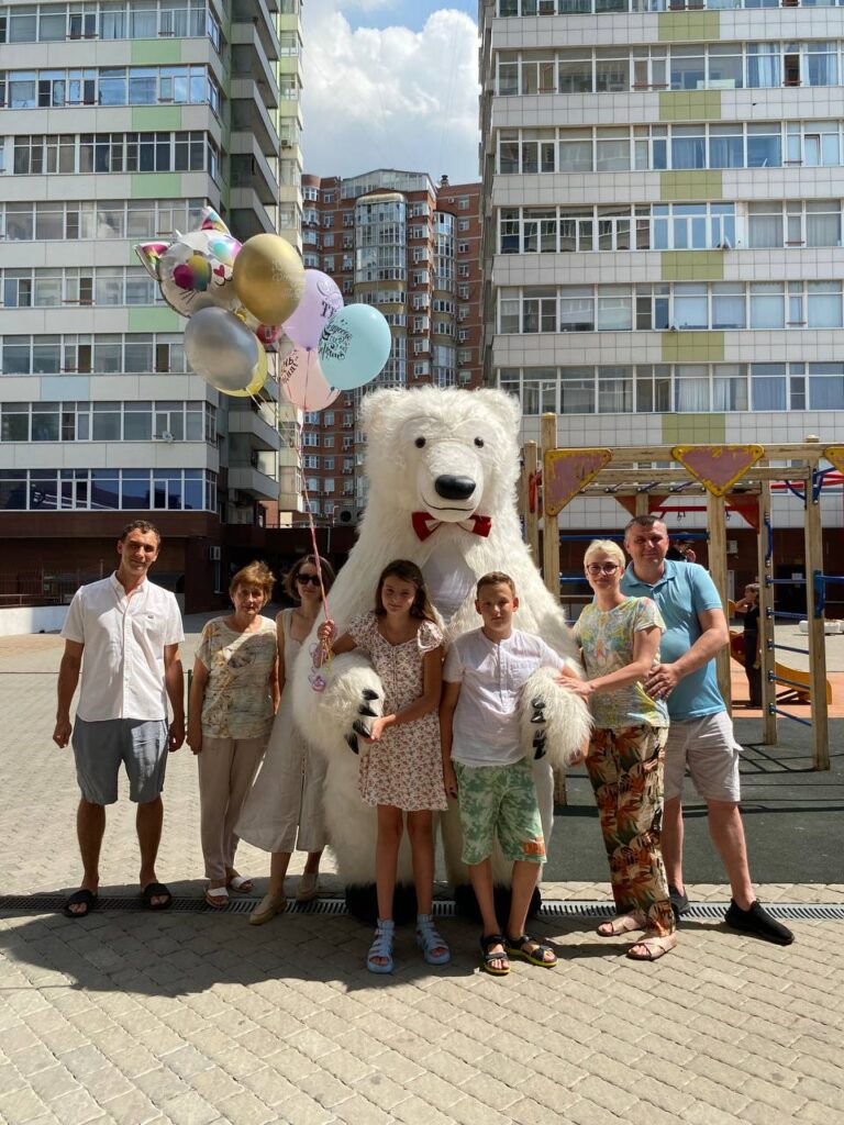 Мишка с шарами спешит на праздник
