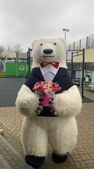 Мишка Умка сегодня поздравлял с Днем рождения красивым букетом цветов и танцем