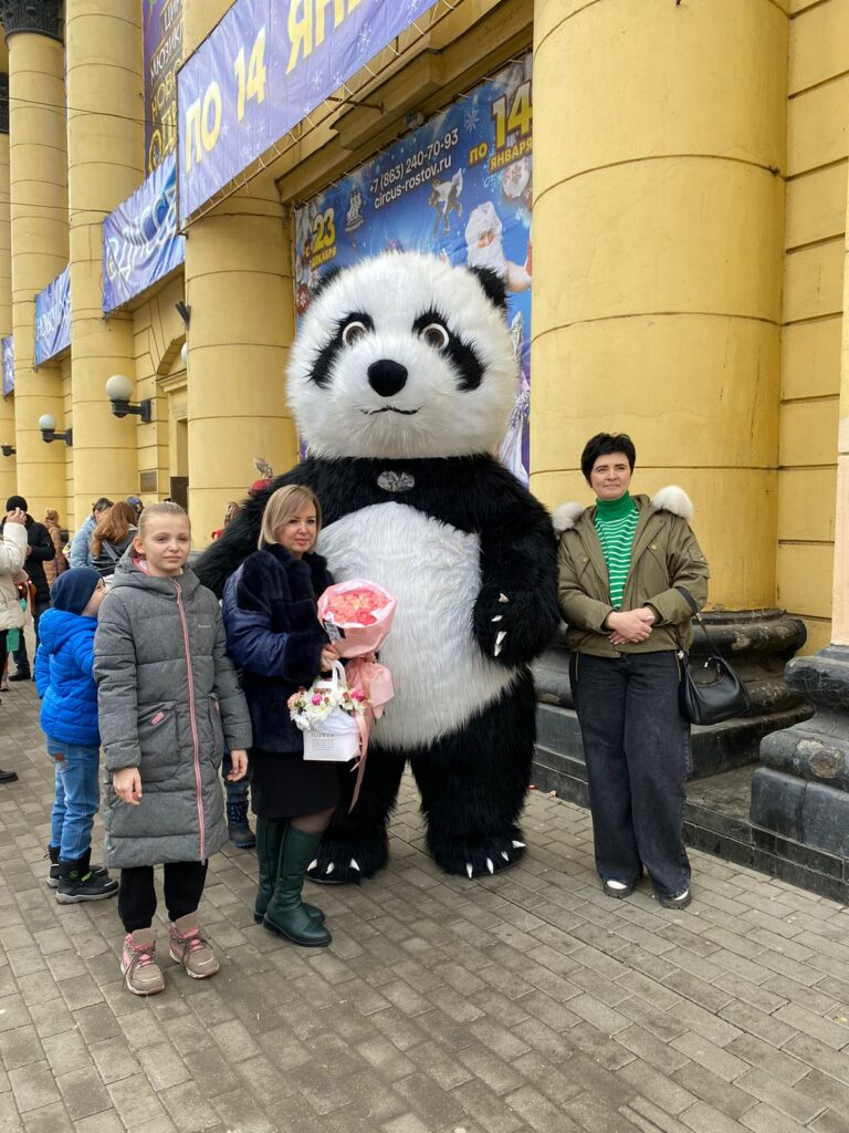 Амиго поздравляет с Днем рождения около знаменитого Ростовского цирка
